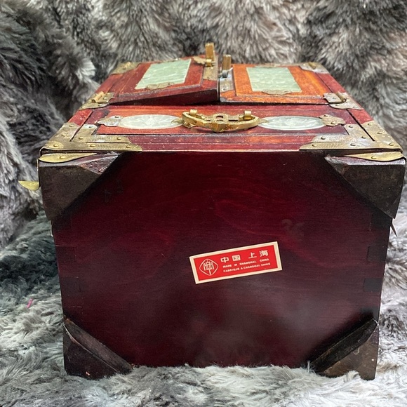 Vtg Oriental Wooden Jewelry Box Ornate Brass Carved Jade Inlaid w/ lock and key - Picture 9 of 16
